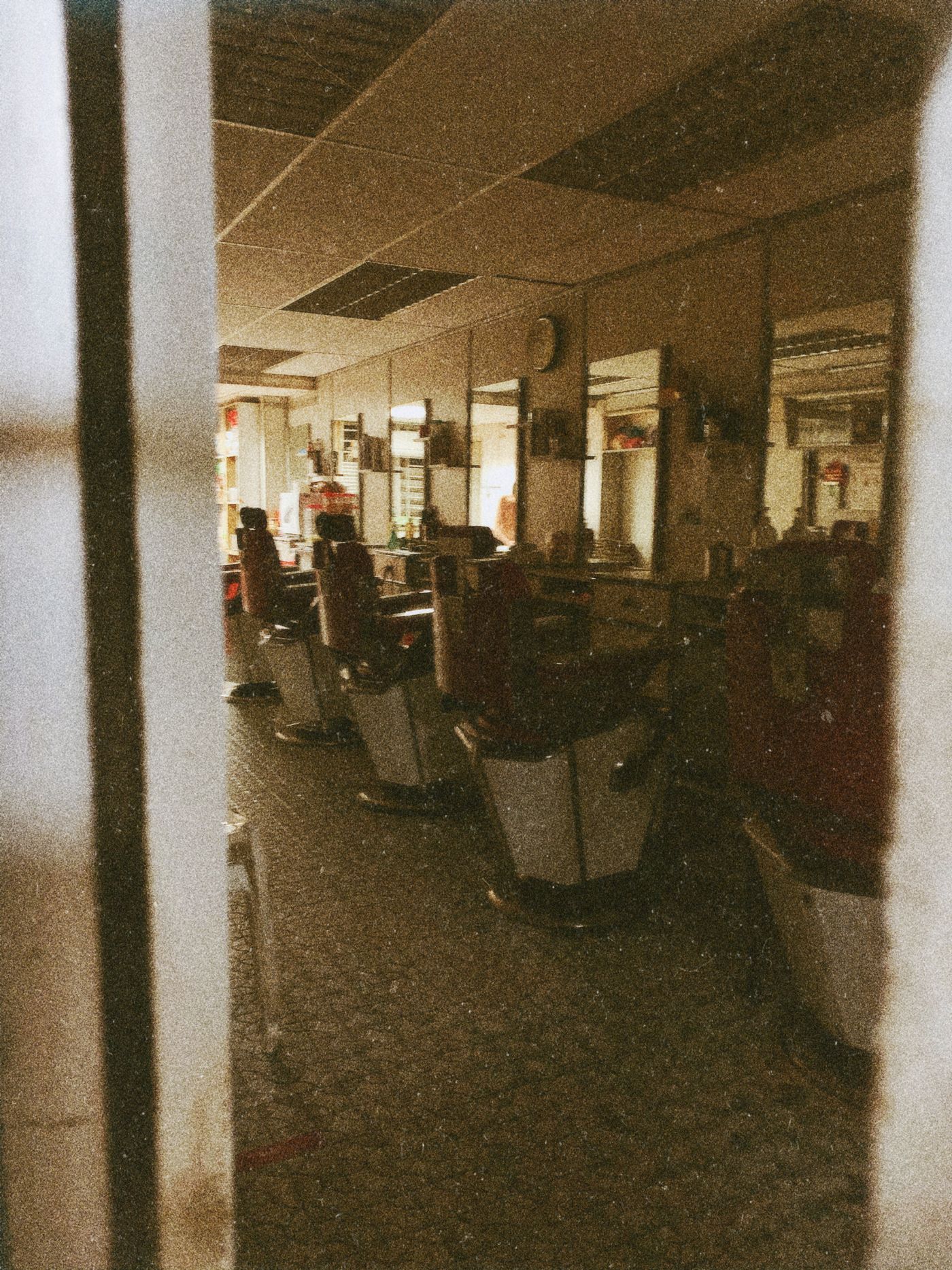 Interior de barbería con sillones clásicos; fotografía de ambientación